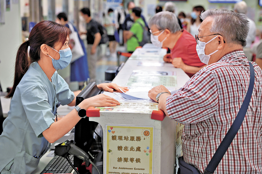 ●政府將在2027-28財政年度增加2,000張「長者社區照顧服務券」，以及新增5個資助長者日間護理設施等。 香港文匯報記者萬霜靈  攝