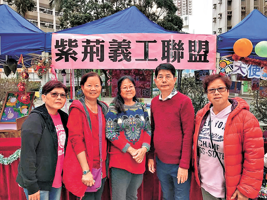 ●資深長者義工李女士（左一）認為，建立青老互助網絡對「長幼義工」是互惠共學。 受訪者供圖