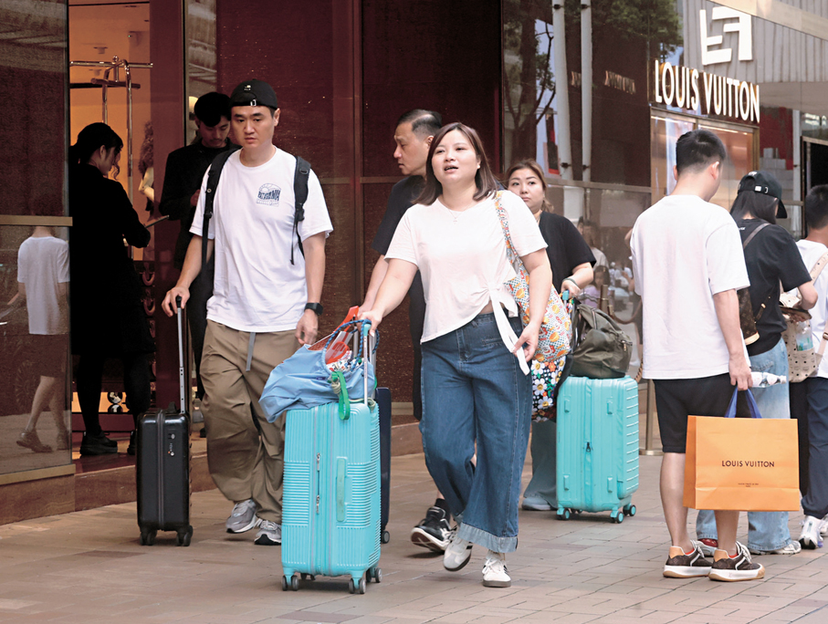 ●政府推措施吸引遊客延長留港。   香港文匯報記者郭木又  攝