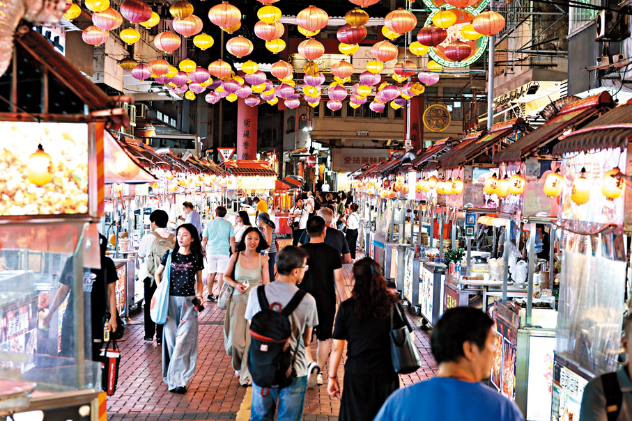 ●廟街夜市展現濃厚地道文化。   香港文匯報記者黃艾力  攝