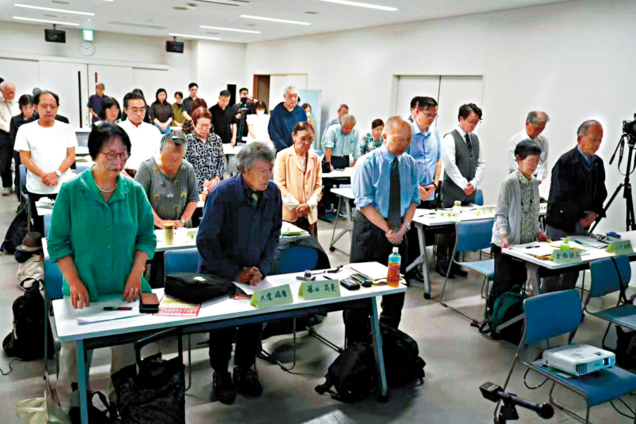 ●日本主會場與會者現場為侵華戰爭中的遇難者默哀。