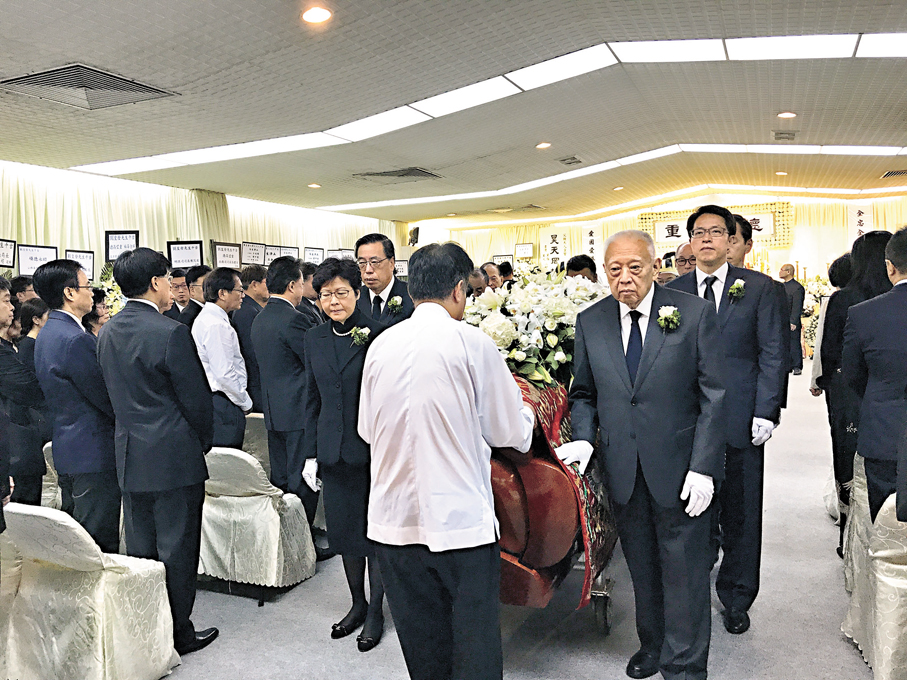 ●2017年8月17日董建華為劉皇發靈柩扶靈，而今董建華亦駕鶴西去。  作者供圖