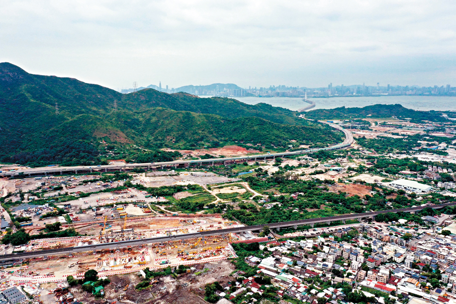 ●洪水橋大學城項目三個區域用地推出供合資格專上院校及大學申請，獲批院校須與政府簽訂為期10年的服務協議。圖為洪水橋大學城選址一帶。  香港文匯報記者曾興偉  攝
