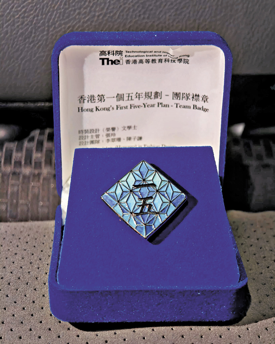 ●不少議員戴着一枚淺藍色、寫着「一五」二字的襟章。 議員供圖