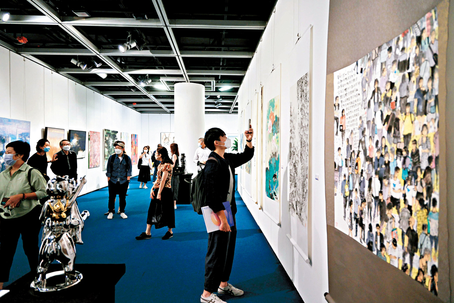 ●由林天行策展的「國際藝術交流展2022」匯聚來自世界各地的藝術家和觀眾。 中通社