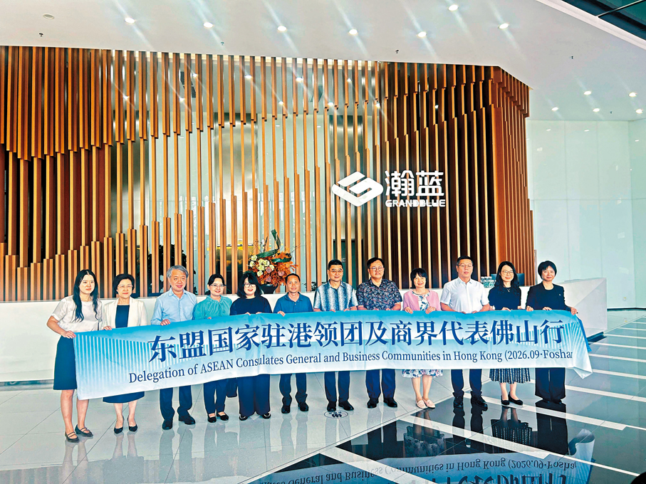 ●東盟國家駐港領事及商會代表在佛山南海固廢處理環保產業園參訪，了解當地循環經濟情況。