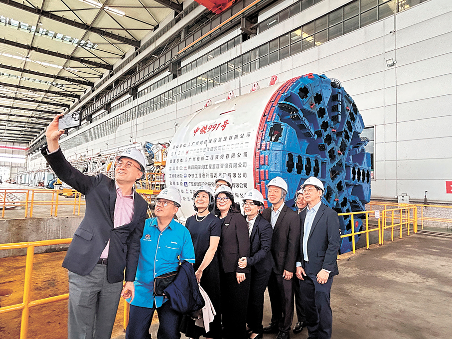 ●駐港領事和商會代表驚嘆於灣區製造的大型盾構機，紛紛拍照合影。
