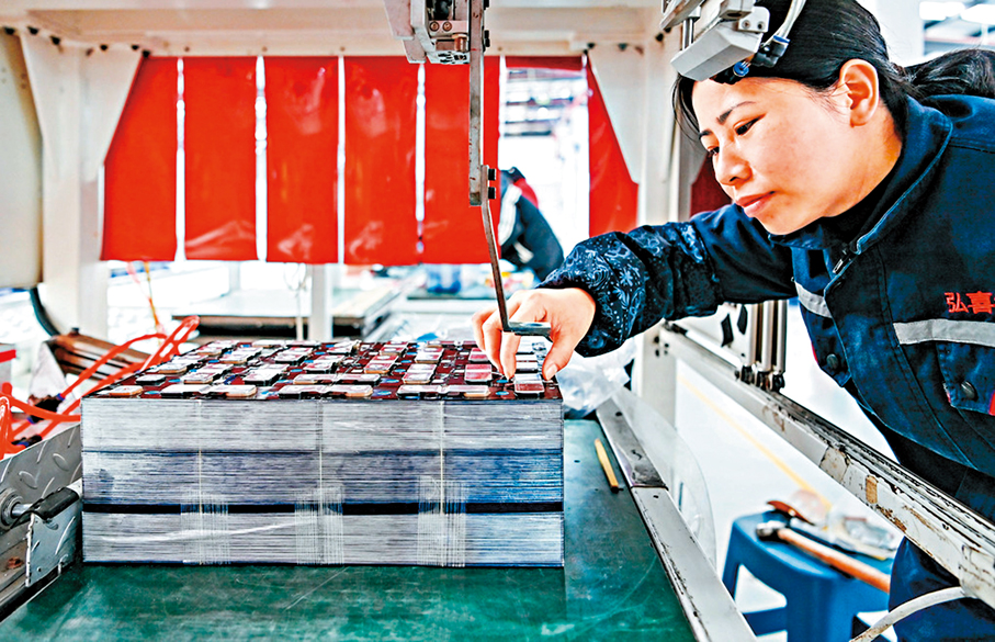 ●工人正進行電池組的檢測，電芯餘量不足四成的將進行破碎、分選，從中提煉出碳酸鋰、硫酸鎳等原料。