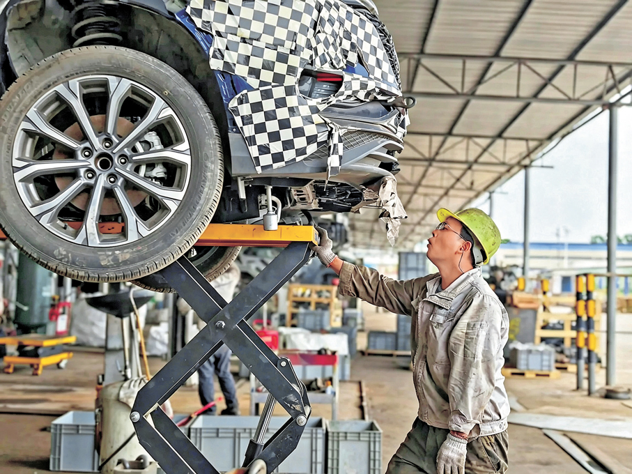 ●工人正在精細拆解報廢車輛的金屬骨架與可回收零部件。 香港文匯報記者孟冰  攝