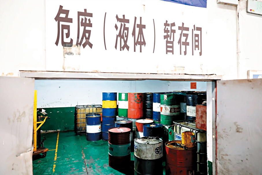 ●報廢車拆解下來的危廢油液被存放在專門倉庫。  香港文匯報記者孟冰  攝