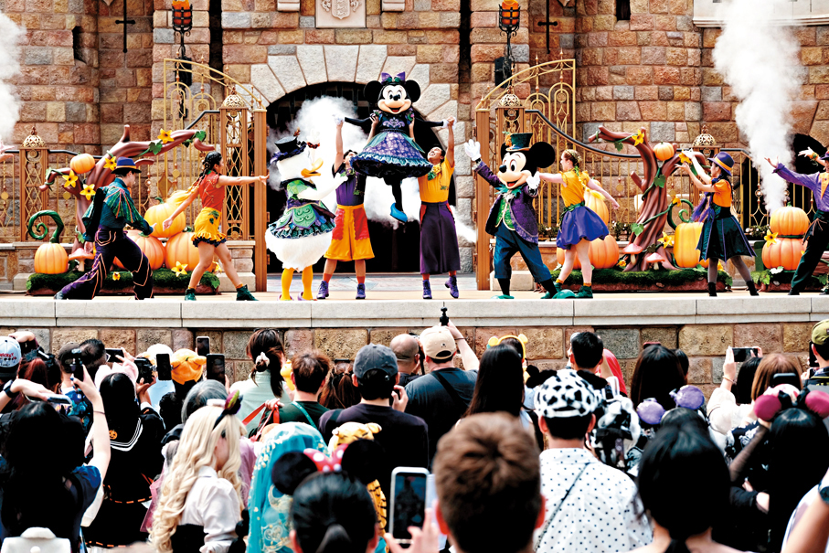 ●一系列迪士尼卡通人物將於今日起至11月1日的「Disney Halloween Time」，與入場市民及旅客歡度萬聖節。 香港文匯報記者涂穴  攝