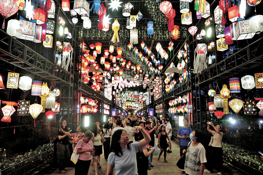 ●維園化身成璀璨燈海，吸引大批市民及旅客賞燈。香港文匯報記者郭木又  攝