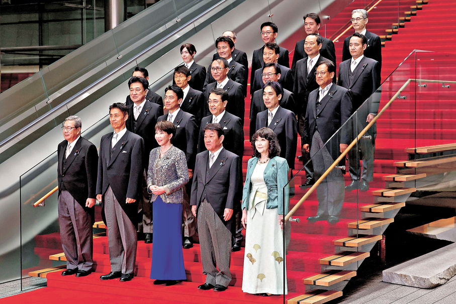 ●高市與新內閣成員合照，極右的維新會前幹事長中司宏（前排左一）入閣。 美聯社