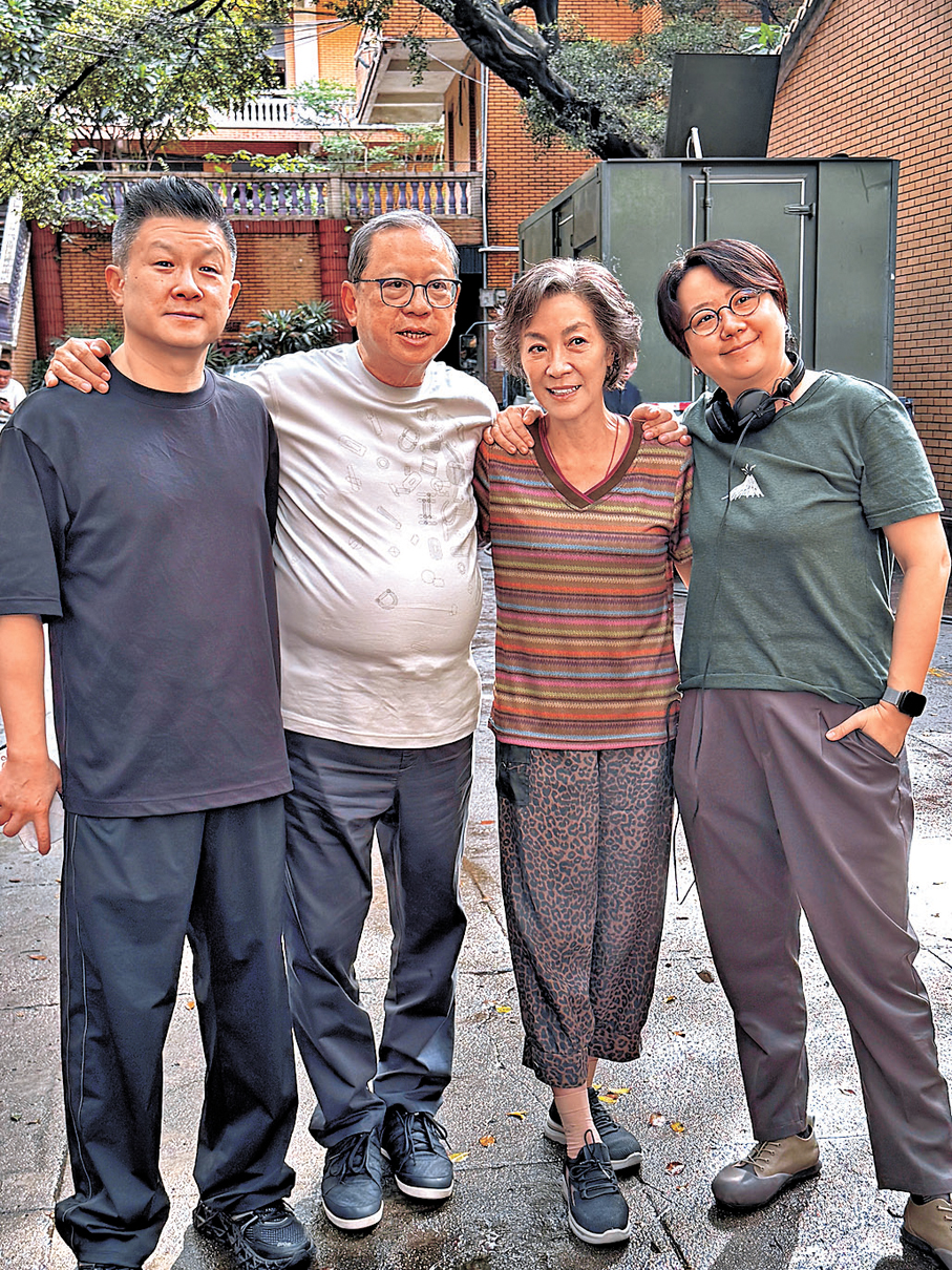 ●林建岳(左二)親自探班，並與楊紫瓊(右二)等人合影。  電影方供圖