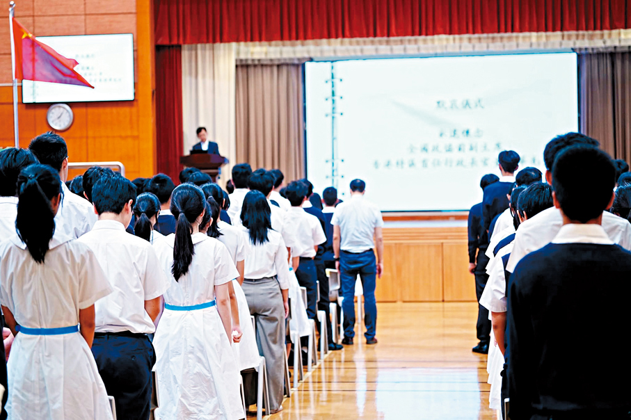 ●福建中學昨日早會上，師生全體肅立，為董建華默哀一分鐘。 福建中學Fb圖片