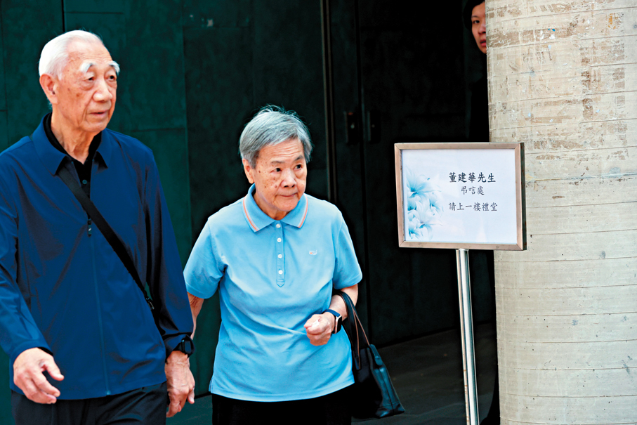 ●市民前往弔唁處向董建華表達思念之情。香港文匯報記者萬霜靈  攝