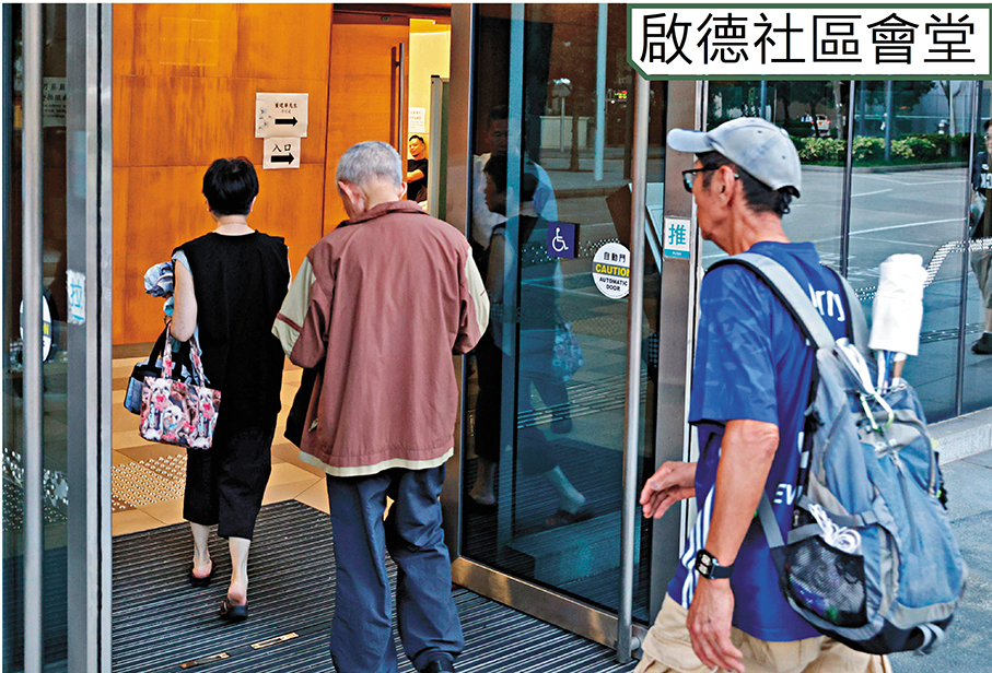 ●市民到啟德社區會堂弔唁董建華。香港文匯報記者北山彥  攝