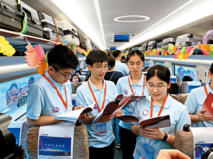 ●同學們在列車上合唱《我愛你中國》等歌曲。 香港文匯報記者王思佳  攝