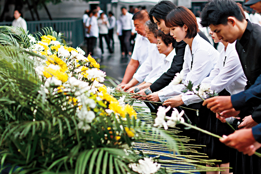 ●9月18日，侵華日軍南京大屠殺遇難同胞紀念館舉行「銘記歷史 勿忘九一八」主題教育活動。圖為各界人士獻花。 中新社