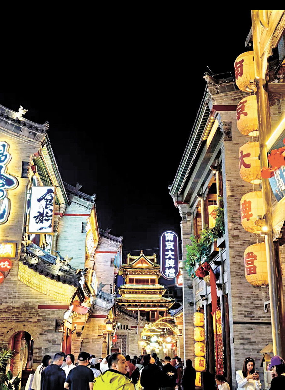 ●遊客可以一邊探店嘗美食，一邊尋訪鐘樓、古巷、牌樓等歷史遺存。