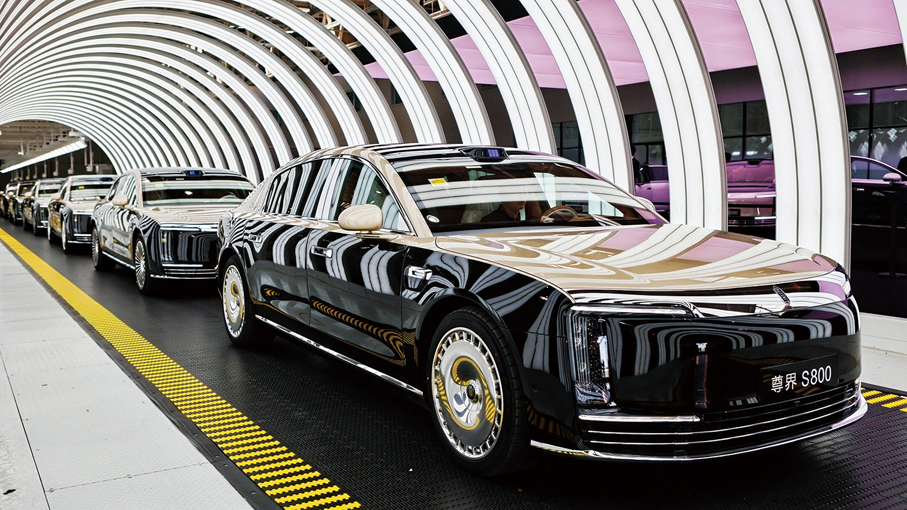 ●今年上半年，安徽汽車產量、出口量均位居全國第一位。圖為尊界S800轎車生產線。　 蔡玉峰 攝