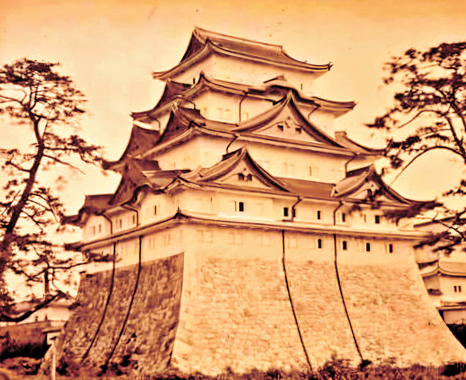 ●此為名古屋城在二戰中被美國空襲摧毀之前的照片，拍攝於1877年。 作者供圖