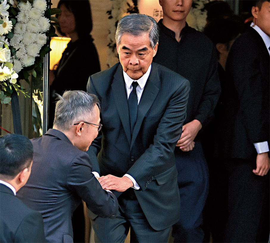 ●全國政協副主席梁振英前來悼念。 香港文匯報記者黃艾力 攝