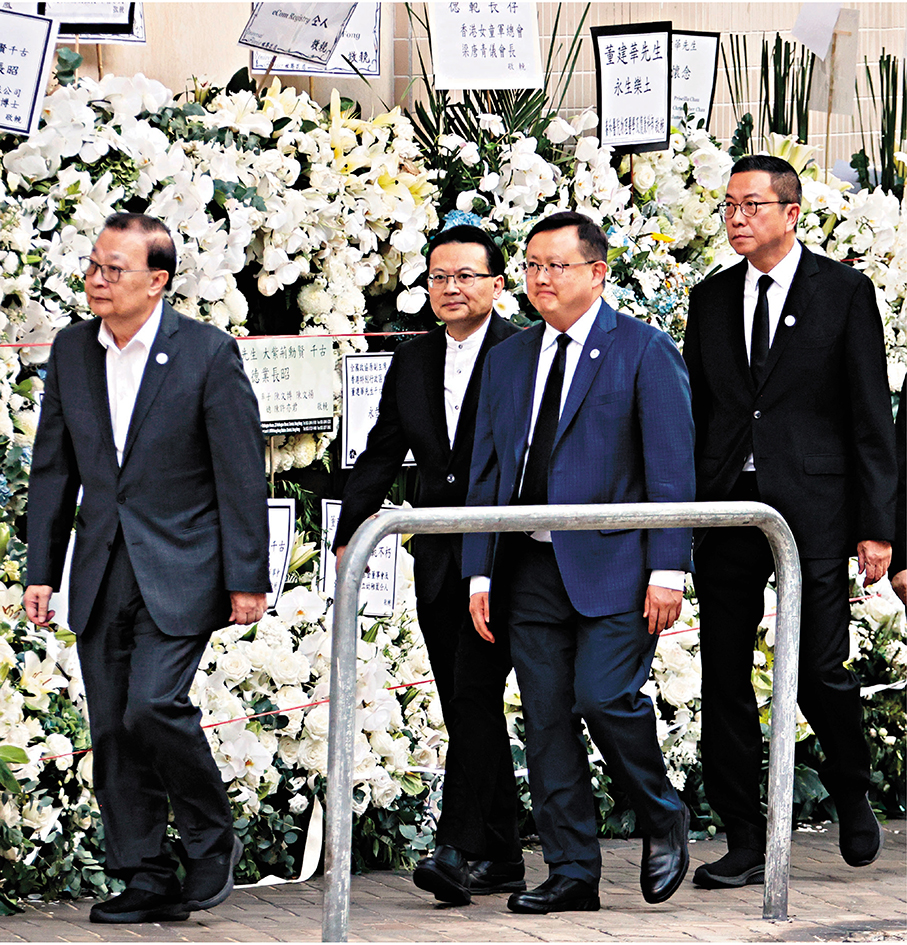 ●譚耀宗等到場致哀。 香港文匯報記者黃艾力  攝