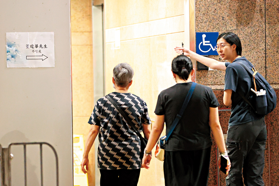 ●有市民昨日來到北角政府合署大堂的臨時公眾弔唁點。 香港文匯報記者萬霜靈  攝