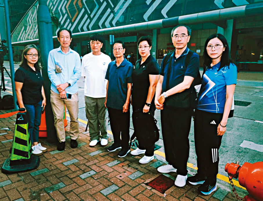 ●李先生（左二）與董建華的中華中學校友一行人。 香港文匯報記者黃子晉  攝