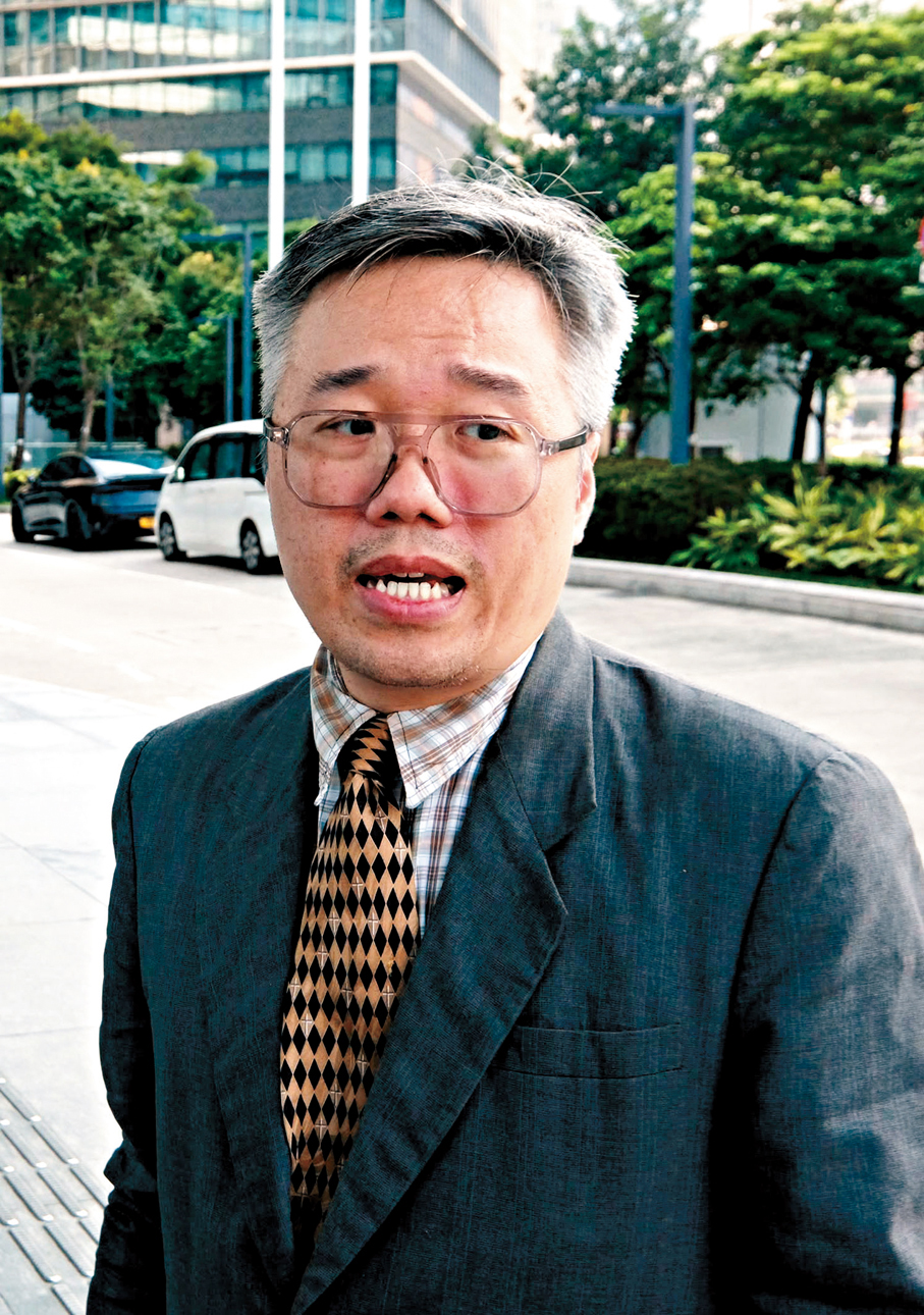 ●李先生讚揚董建華於教育範疇的推動，其中積極推動兩文三語，1998年將普通話科納入小學至初中的核心課程，對提升香港學生長遠競爭力，影響深遠。