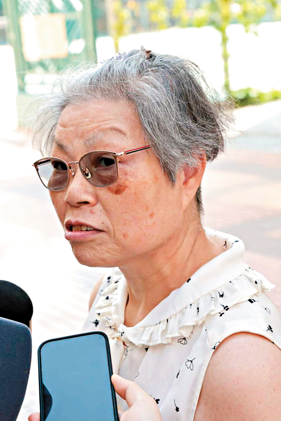 ●梅姐表示，非常敬重董建華，「好多話想講，但弔唁冊寫不完這麼多，感激他對國家的貢獻、對香港市民的貢獻。」
