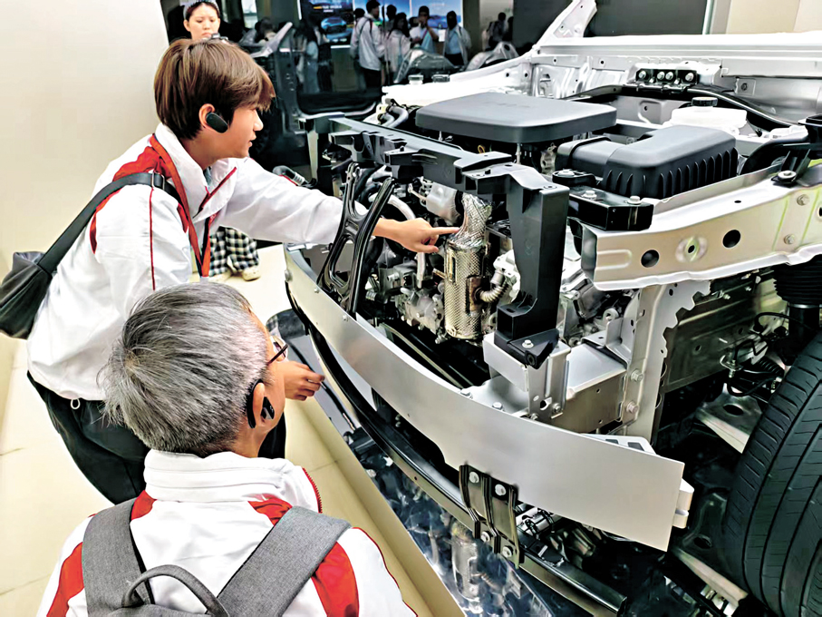 ●來自香港科技大學的師生認真研究國產車結構。 香港文匯報記者馬曉芳  攝