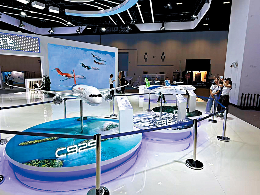 ●C909、C919、C929國產飛機模型同台亮相中國商飛展區。 香港文匯報記者郭瀚林  攝
