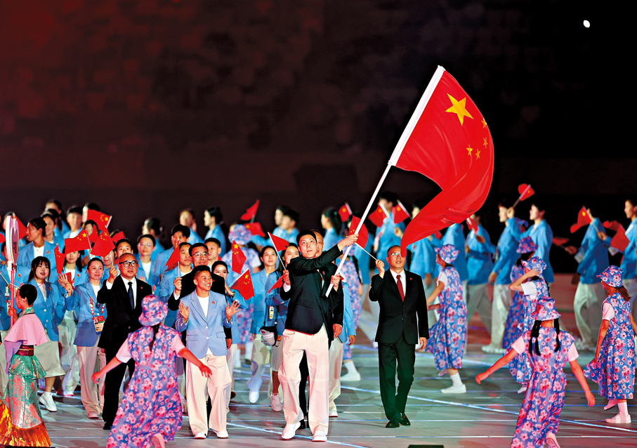 ●中國代表團由胡明軒和吳愉引領進場。  新華社
