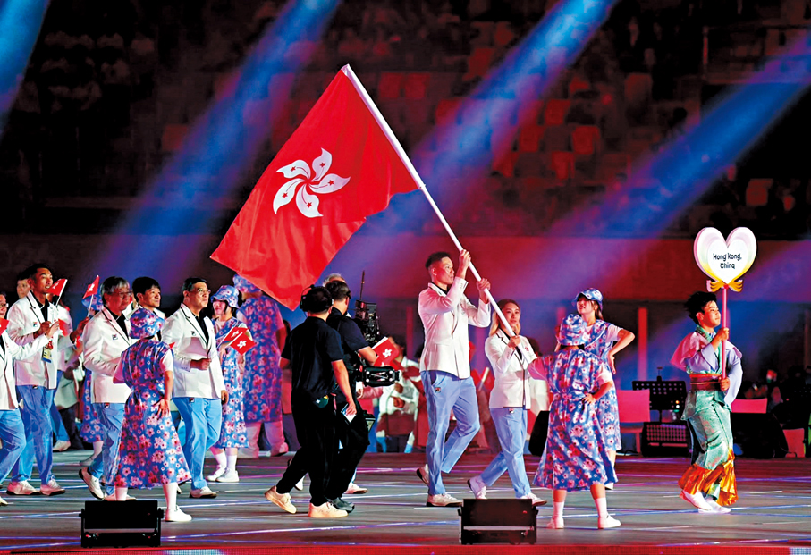 ●中國香港代表團由楊博文和沈曉榆引領進場。香港文匯報記者葉詩敏  攝