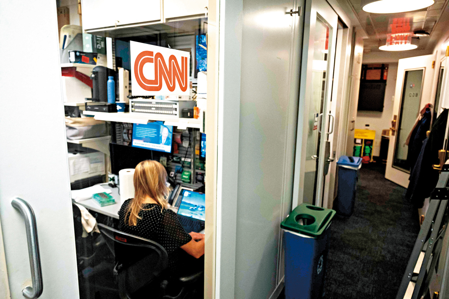 ●CNN記者18日晚仍留在白宮的辦公區域。 法新社