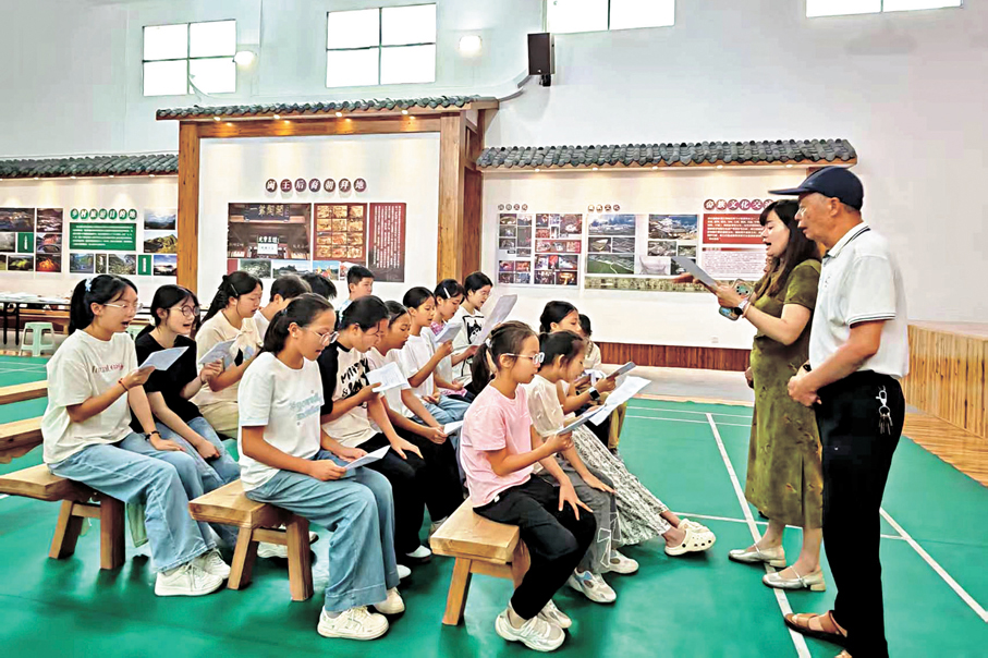 ●邢承榜（右一）和他的大腔戲「傳習組」成員正在教孩子們識腔練。
