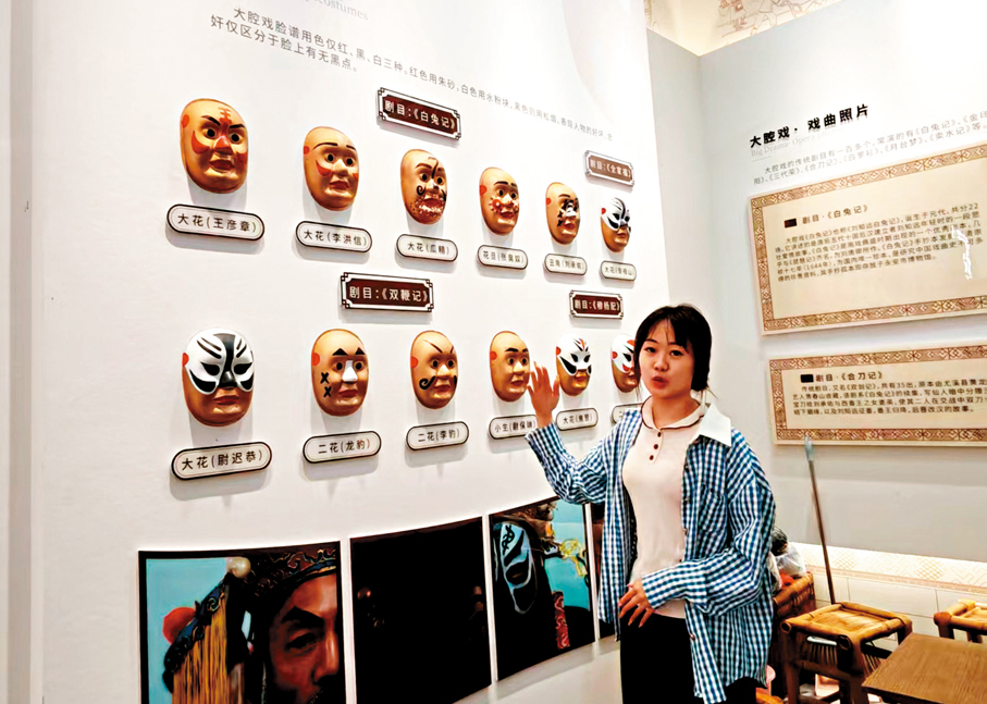 ●青水畲族鄉政府工作人員向遊客介紹大腔戲臉譜。