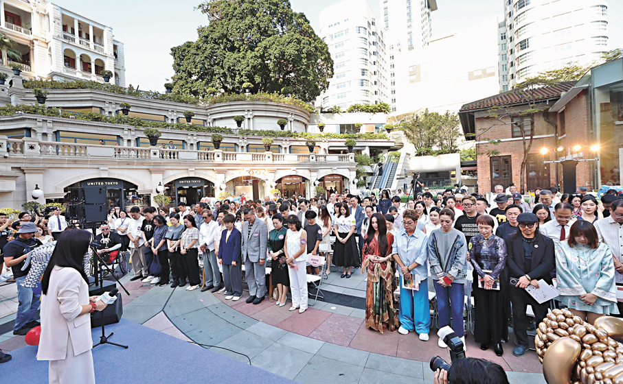 ●全場起立默哀悼念董建華。 香港文匯報記者曾興偉  攝