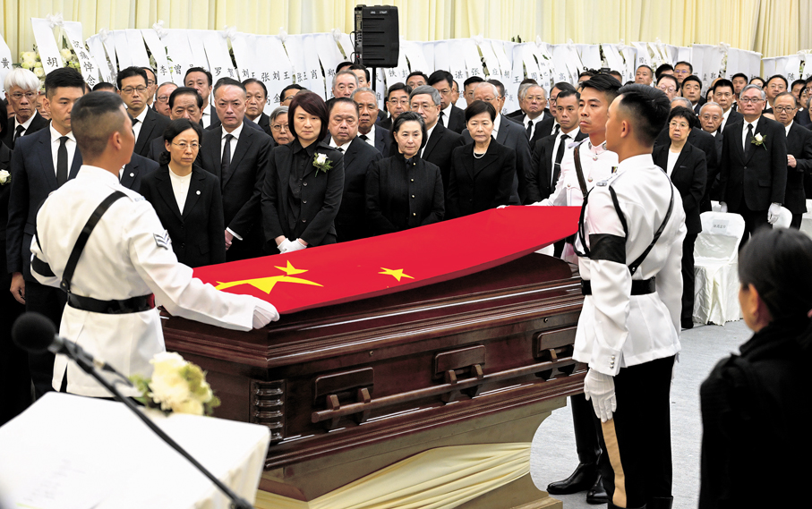 ●圖為靈柩覆蓋中華人民共和國國旗。政府新聞處