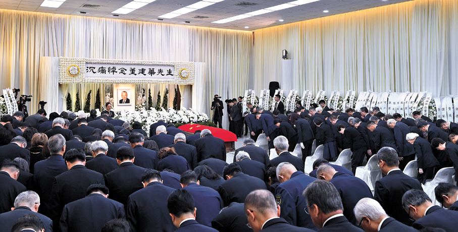 ●參加公祭儀式的全體人員向董建華先生遺像鞠躬。新華社