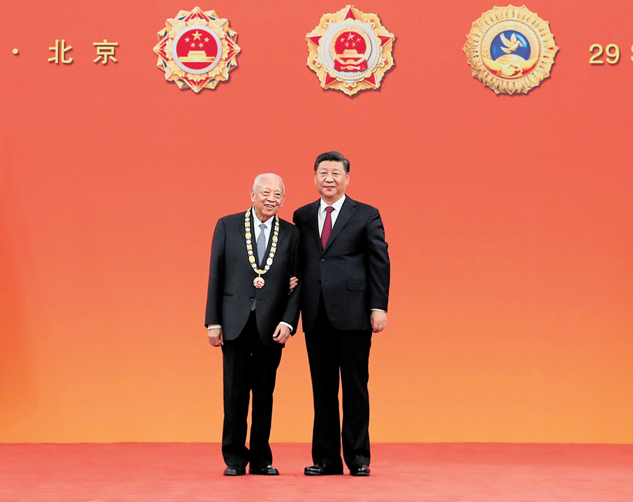 ●2019年9月29日，中共中央總書記、國家主席、中央軍委主席習近平向「『一國兩制』傑出貢獻者」國家榮譽稱號獲得者董建華頒授獎章。 新華社資料圖片