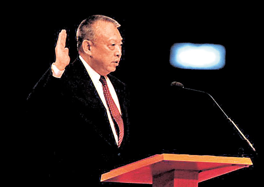 ●1997年7月1日凌晨，董建華宣誓就任首任行政長官。 資料圖片