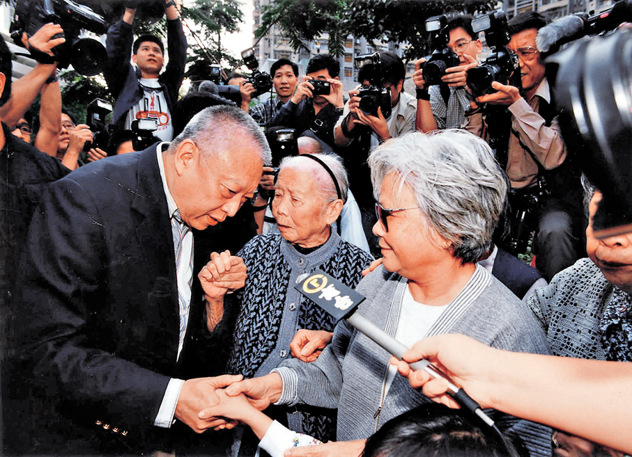 ●董建華（左一）在巡視沙田區時與居民親切交談。  資料圖片