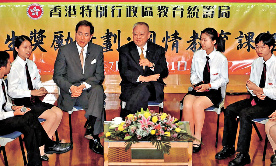 ●全國政協原副主席，香港特別行政區第一任、第二任行政長官董建華，任內把教育定位為施政重點之一，大力推動教育改革、擴展專上與高等教育機會，教育界人士連日悼念，緬懷其貢獻。圖為2004年8月20日，董建華與香港學子共話國情教育。資料圖片