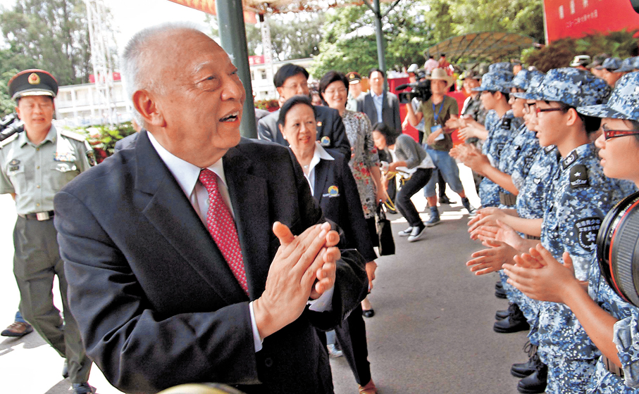 ●圖為2012年「香港青少年軍事夏令營」舉行開幕禮，董建華為240名中學生「小兵」打氣。資料圖片