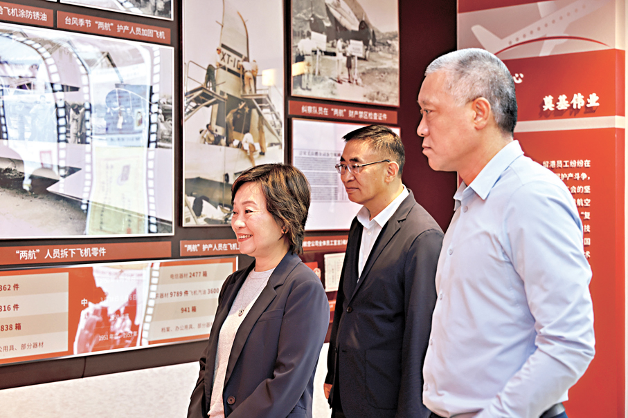 ●蔡若蓮在天津參觀兩航起義展館。 香港文匯報記者張聰  攝