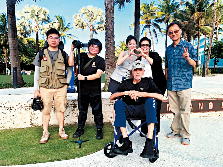 ●《友誼見證者》攝製組與伯納德·勒夫克合影。