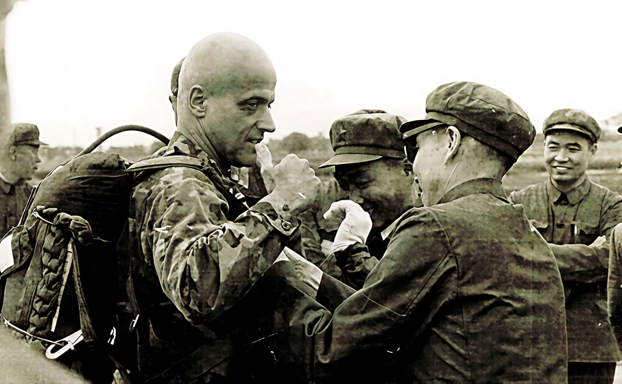 ●解放軍戰士為伯納德·勒夫克繫降落傘。